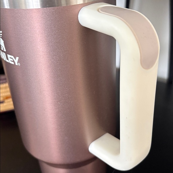 Stanley Adventure
Quencher H2.0 Tumbler 40 oz. Rose Quartz Glow - Picture 5 of 6